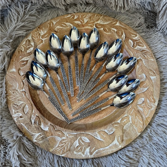 ONEIDA STAINLESS FLATWARE SET PLUS EXTRAS SPANISH MOOD PATTERN EUC - Picture 2 of 14